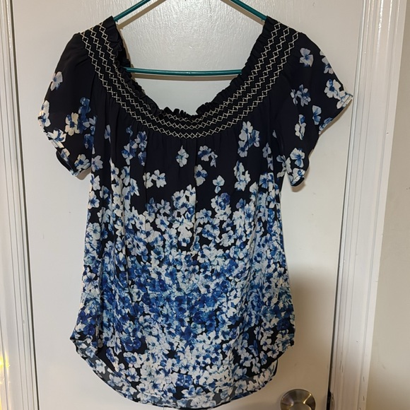 SizeeL Fifteen Twenty flowers top. Dark blue with light blue and cream. - Picture 5 of 5
